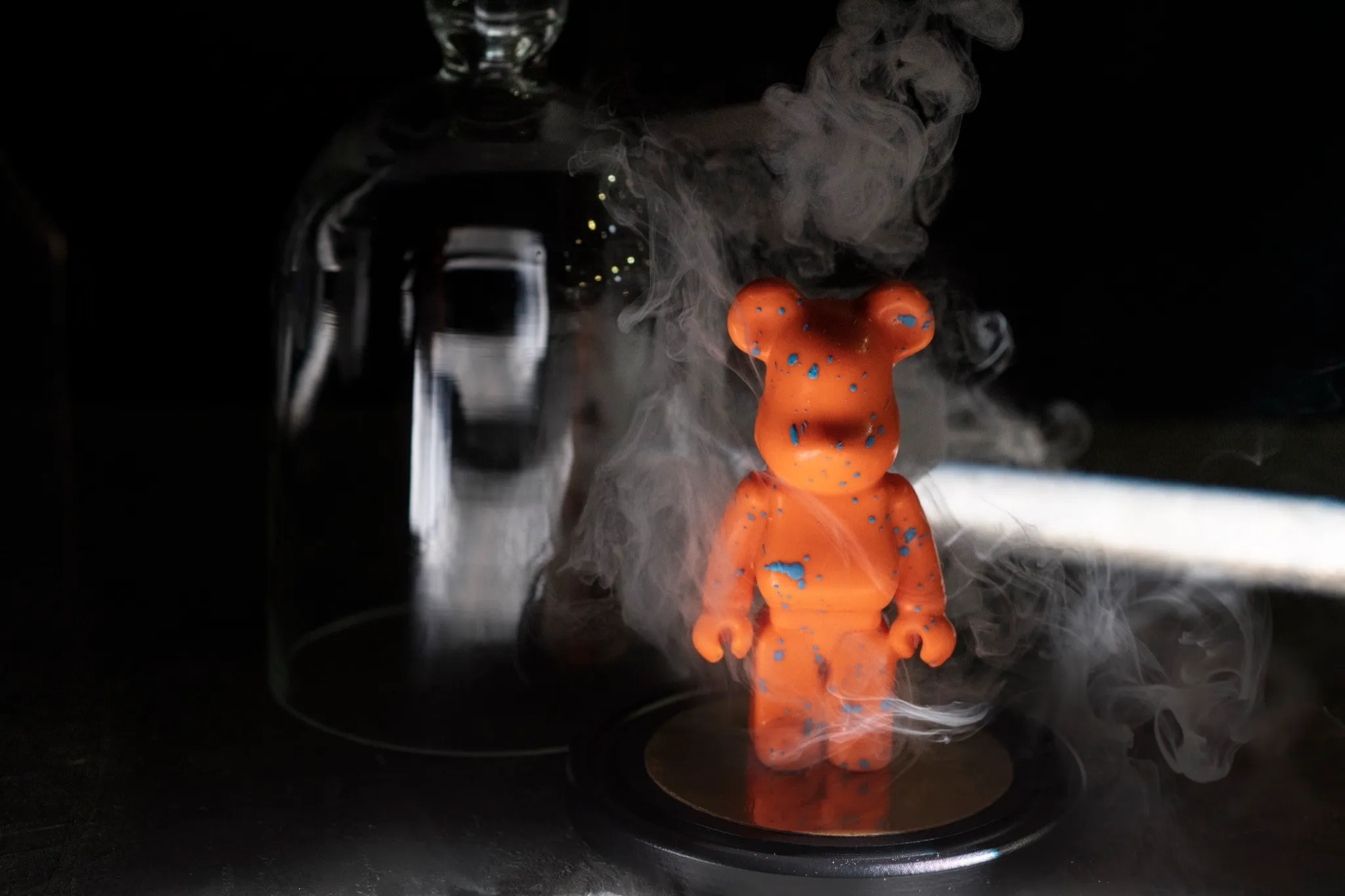 Bearbrick — нежный заварной крем с лёгким ароматом корицы, миндальным бисквитом с прослойкой конфитюра из брусники, смородины и клюквы